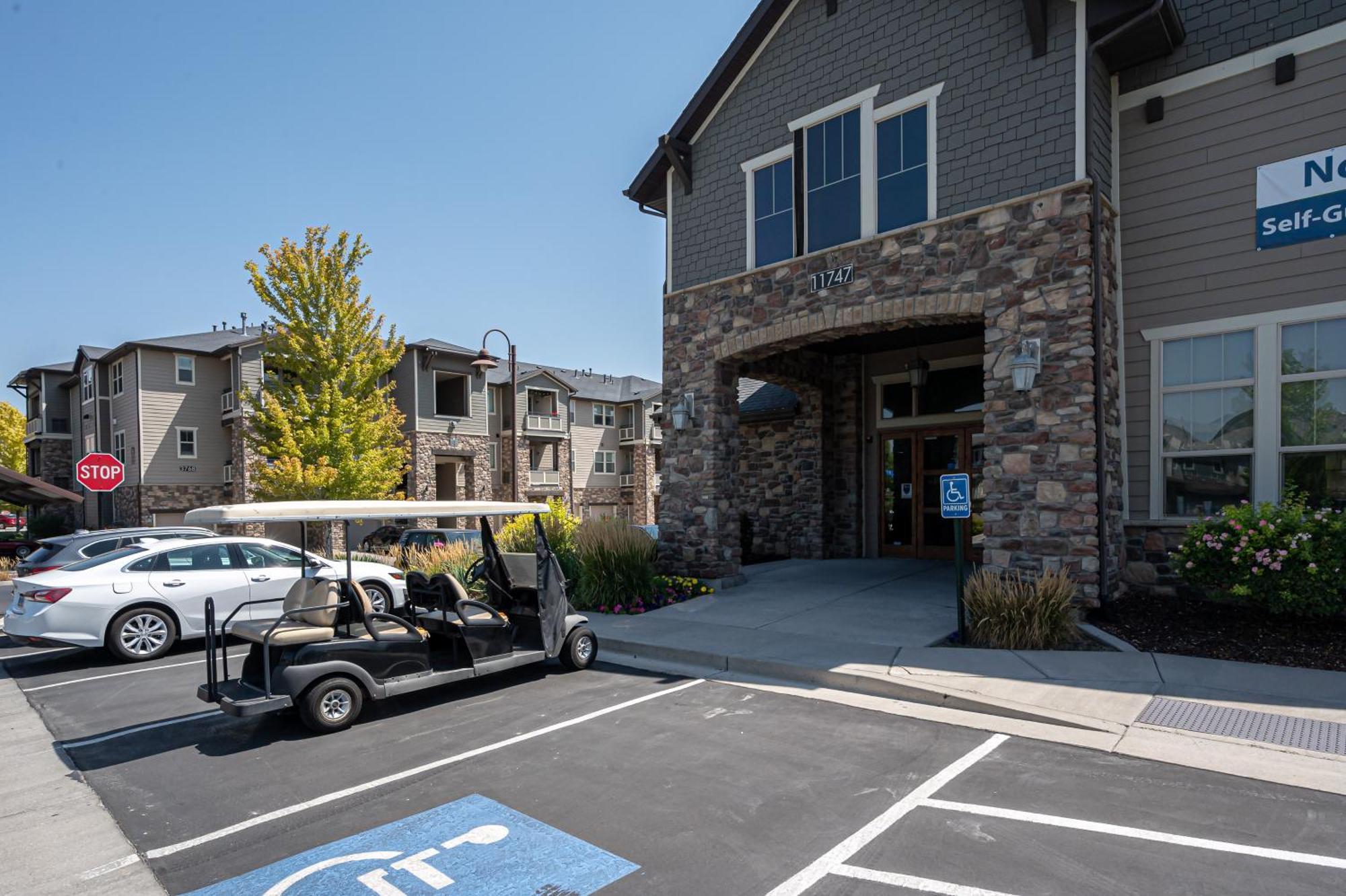 Butterfly Themed Kings Apartment With Private Garage & Access To Lux Hot Tub, Bbq & Gym South Jordan Exterior photo